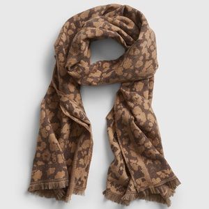 GAP- NWT- recycled cozy scarf in leopard print